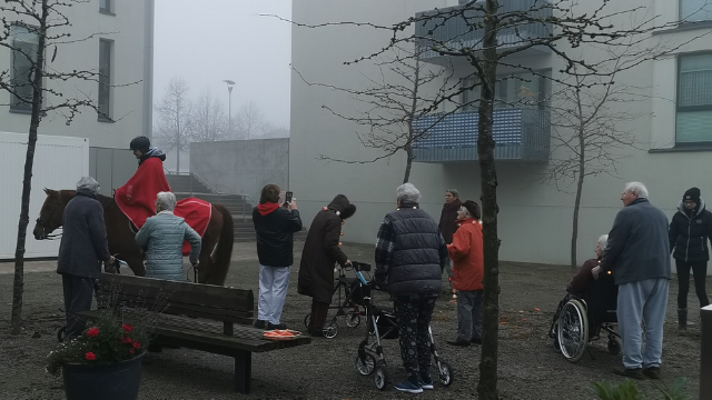 Die Bewohner*innen des Seniorenzentrums Edermünde-Besse freuten sich über den ungewöhnlichen Besuch.