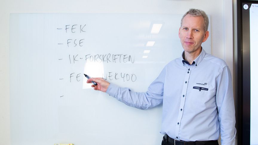 Seniorinstruktør Hans Olav Arnesen er en av dem som nå må undervise via PC i steden for i klasserom.
