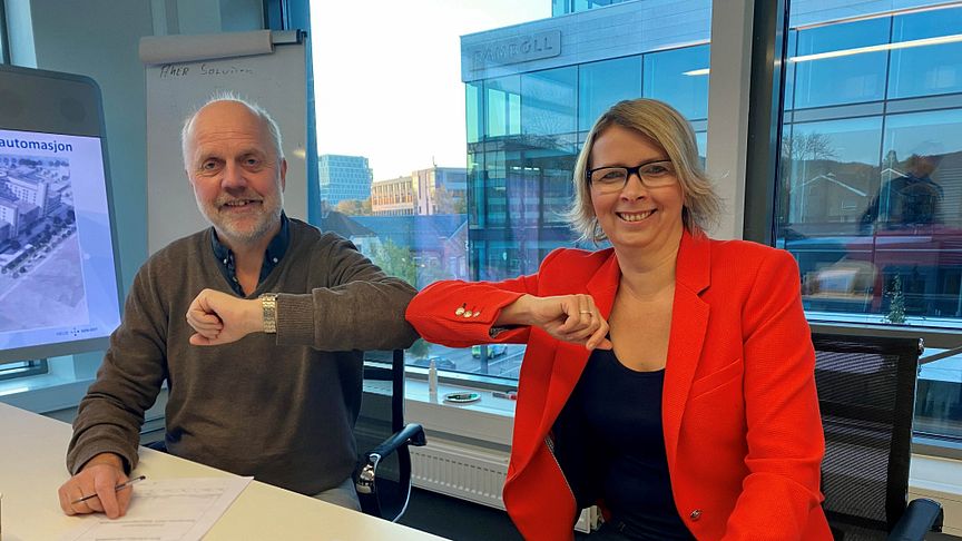 Dag Bøhler (prosjektdirektør, Helse Sør-Øst HF) og Karoline Nystrøm (CEO, Schneider Electric) har nylig inngått kontrakt: - Vi ser frem til et godt samarbeid i forbindelse med nye Drammen sykehus, sier de.