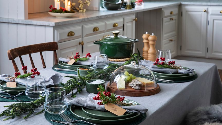 Utendørsservering med varme pledd og gløgg, eller et vakkert dekket bord med fint juletilbehør?