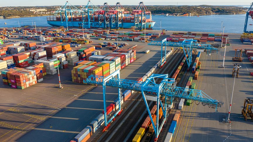 I Göteborgs hamn byter cirka 450 000 containrar transportslag mellan tåg och fartyg varje år - oftast i containerterminalen som drivs av APM Terminals. Bild: Göteborgs Hamn AB.