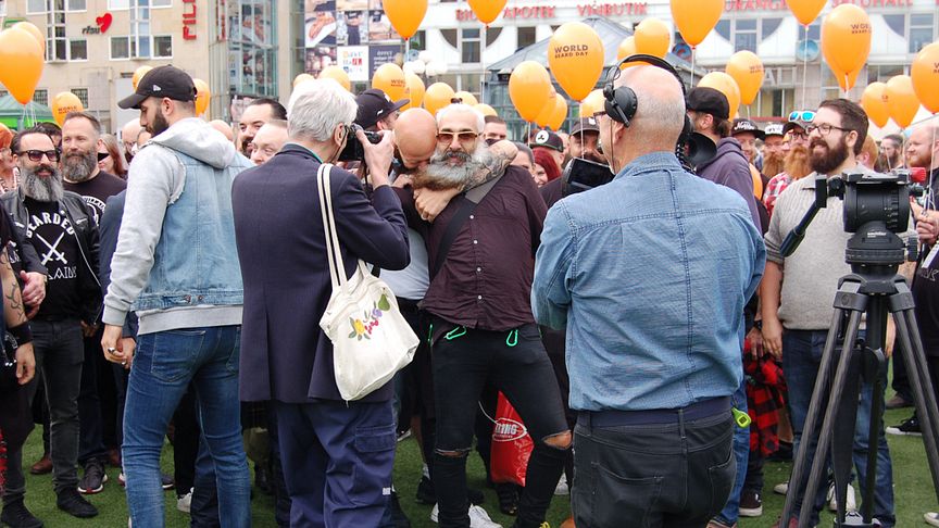 Skäggparaden på internationella skäggdagen väckte stort intresse i svenska medier! Foto: Jacob Rossbäck