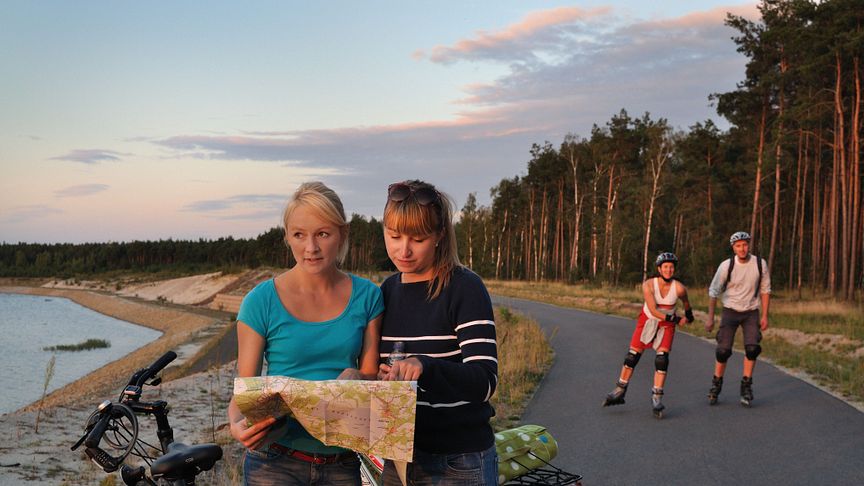 Ob mit dem Fahrrad oder Skates: Im Lausitzer Seenland lässt sich so jede Menge Industriekultur entdecken. Foto: TV LSL Nada Quenzel. 