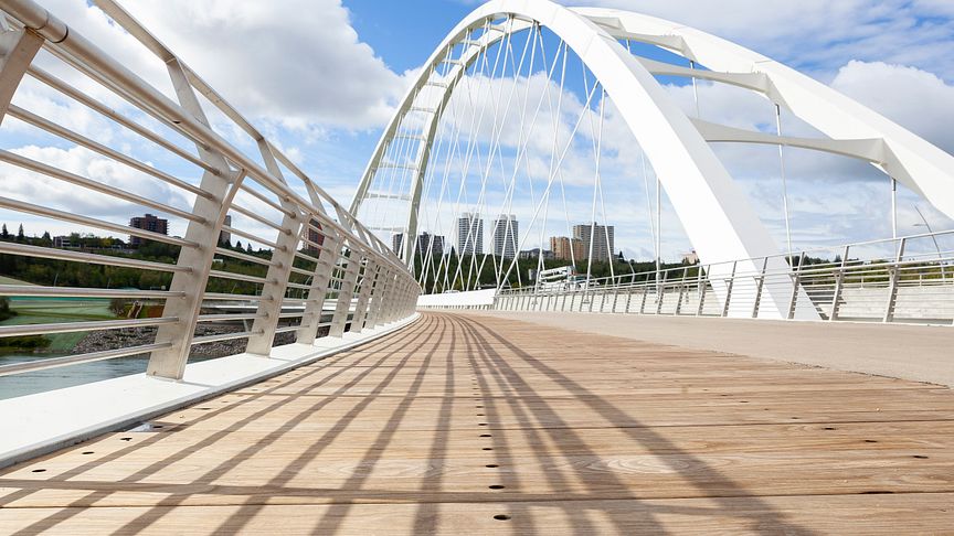 Die neue, 230 Meter lange Brückenkonstruktion zeichnet sich durch einen markanten, über 48 Meter hohen Bogen aus, der als Tor zum Herzen der Innenstadt von Edmonton dient. 