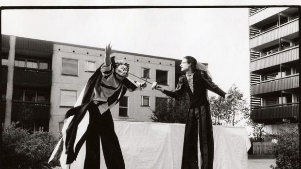 Föreställningsbild ur Gycklarnas återkomst av Bizarr-teatret. Foto: Kari Jantzén, 1982