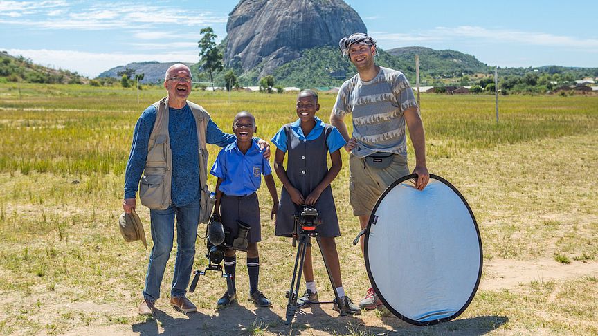 Magnus Bergmar och Hassan (t.v.) under inspelningen av filmen The Story of the WCP Program, om barnrättsambassadörer i Zimbabwe. På bilden syns även barnrättsambassadören Kim och fotograf Abram Viklund. Foto: Louis Tatswareyi