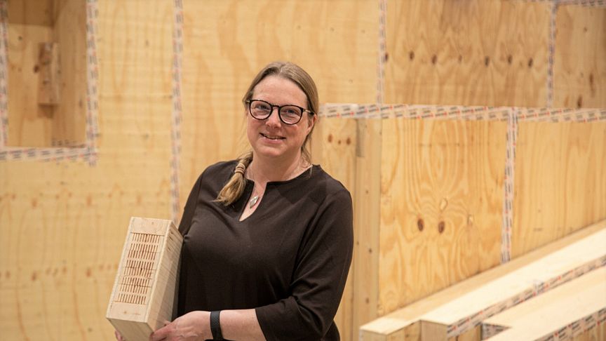 Styrelseordförande Janina Östling med demoblock av IsoTimber tillverkat med 100 % biobaserat lim och plywood. 