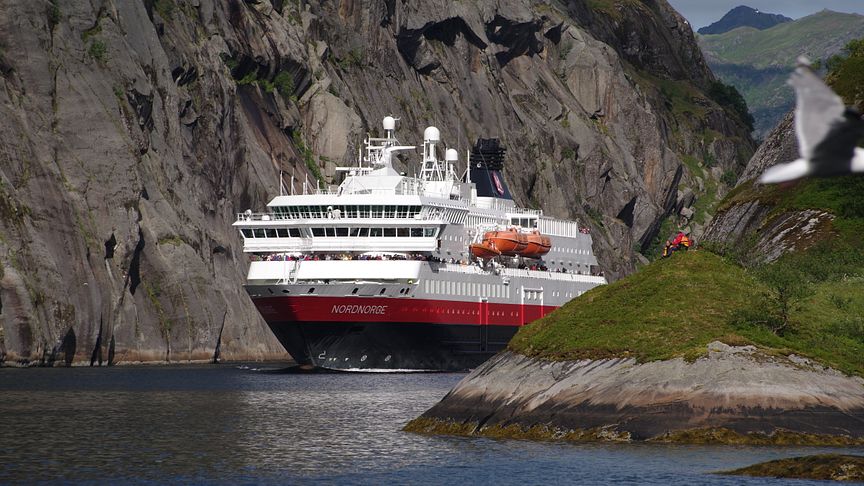 DREVET AV NATUREN: MS Nordnorge er ett av minst seks skip Hurtigruten skal oppgradere til å drives på en kombinasjon av batterier, naturgass (LNG) og biogass (LBG) - produsert av avfall som død fisk. Foto: ULF HANSSON/Hurtigruten