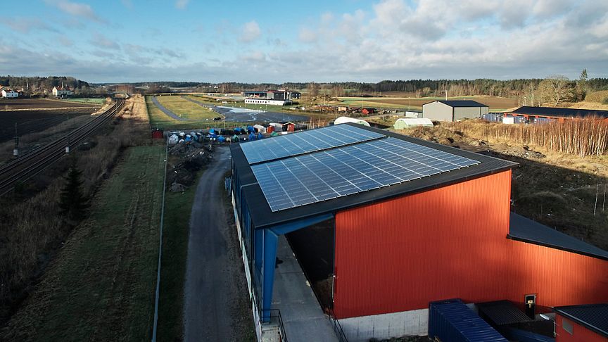 Solceller förser nu Solör Bioenergis fjärrvärmeanläggning i Gnesta med el. Fotograf Carpa Pedersen Photography