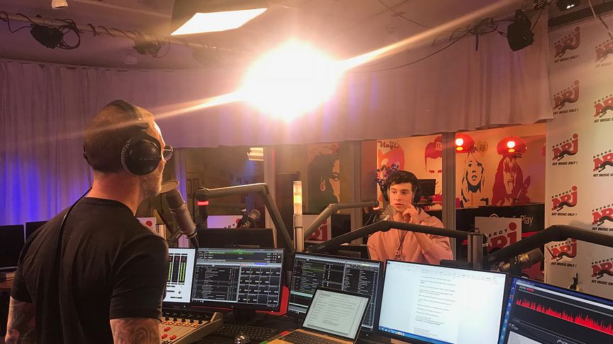 Martin Björk intervjuar Shawn Mendes i NRJ-studion.