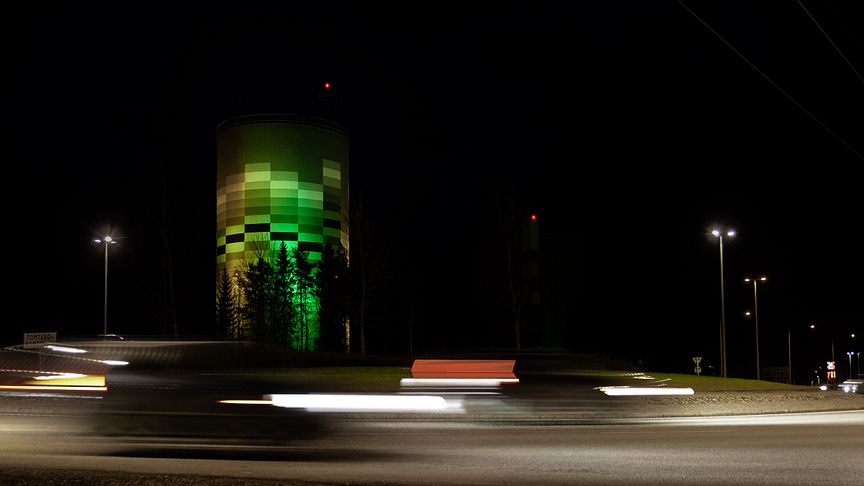 I samband med festivalen Höstljus 6 till 22 november ljussätter Umeå Energi sin 42 meter höga fjärrvärmeanläggning Graniten på Ålidhem. Foto: Andreas Nilsson