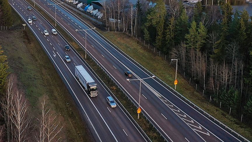 Scanias selvkørende lastbil på E4-motorvejen mellem Södertälje syd for Stockholm og Jönköping