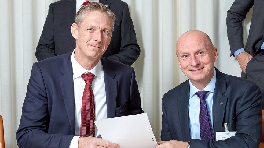 Per Spåls, Head of RE&FM Nordic Vattenfall, och Gary Kidd, vd ISS Sverige, vid signeringen av det nya partnerskapsavtalet mellan Vattenfall och ISS.