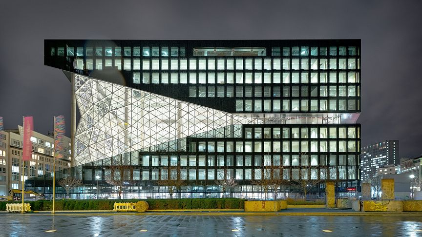 Die prägnante Fassade mit einem gläsernen Atrium kennzeichnet den Axel-Springer-Neubau im Herzen Berlins, entworfen vom renommierten niederländischen Architekten Rem Koolhaas (OMA). copyright: Dominik Tryba / Axel Springer SE