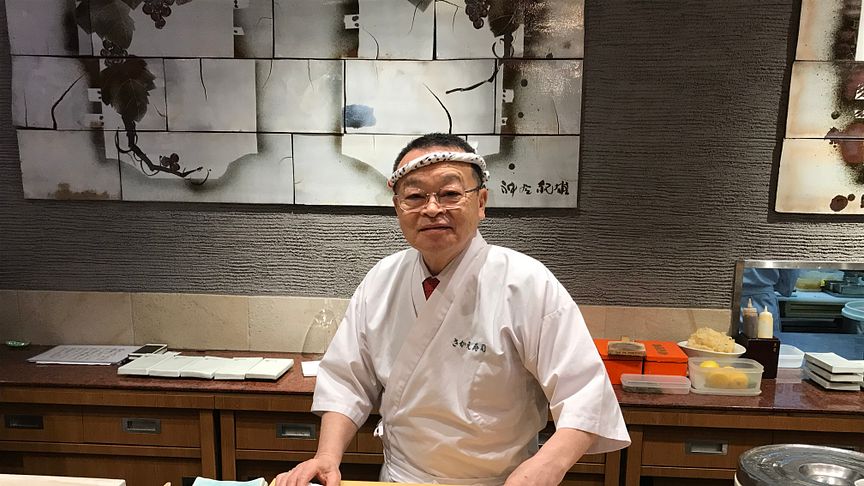Norsk laks er en viktig ingrediens når mesterkokken Masayoshi Kazato lager sushi. (Foto: Christina Neumann/Norges sjømatråd)