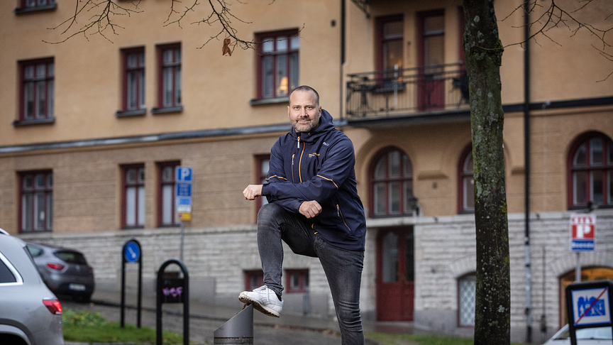 Bokunsulent Robert Hugoh står utanför en av Hyresbostäders fastigheter i Norrköping