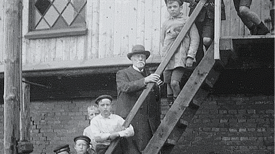 Johannes Hage og lokale drenge på trappe ved Nivaagaards Teglværks Ringovn
