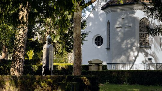 Johannes Hages gravsted bag Nivå Kirke