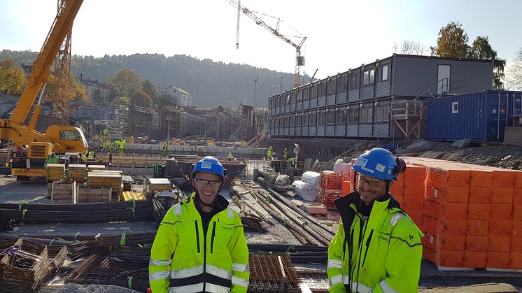 Bildet viser stikningsingeniør Andrew Porch(tv) og Pedro Sanchez (begge fra ProPoint Survey), som jobber på prosjektet Follobanen, parsell Bispegata – Oslo S. Prosjektet er en del av jobben med å etablere nytt dobbeltspor mellom Oslo S og Ski. Bygghe