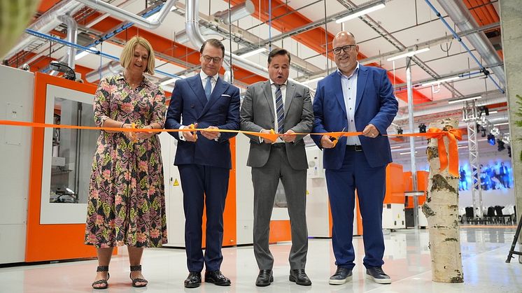 Idag invigdes Synsam Groups produktions- och innovationscenter i Östersund av koncernchef Håkan Lundstedt tillsammans med bl.a. H.K.H. Prins Daniel och näringsminister Karl-Petter Thorwaldsson