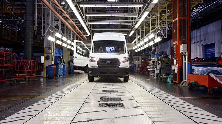 Nu börjar Ford E-Transit att levereras till kunder i Europa