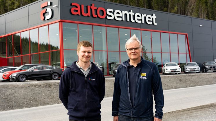 Her hos Autosenteret i Trøndelag har ABS Teknikk AS montert 400 m2 Climaver® ventilasjonskanal. Fra venstre: Mathias Andersen i ABS Teknikk AS og Kai Håkon Dahl i GLAVA®.