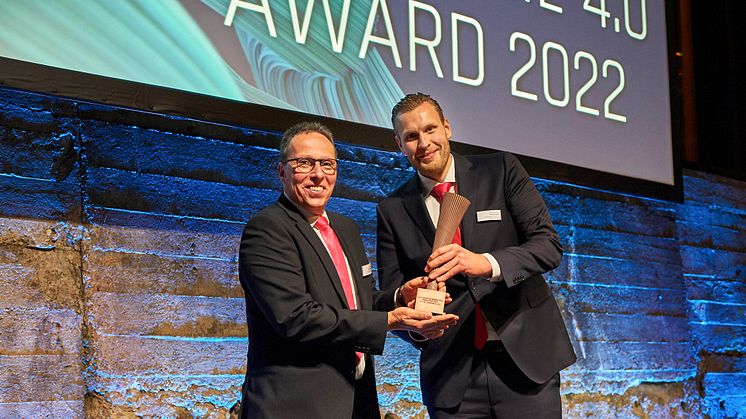 Lyckliga vinnare på ceremonin kring Industrie 4.0 Awards 2022: Jürgen Kromer (l.), Vice President Production Rittal Haiger och Moritz Heide, Head of Digital Operations på Rittal.