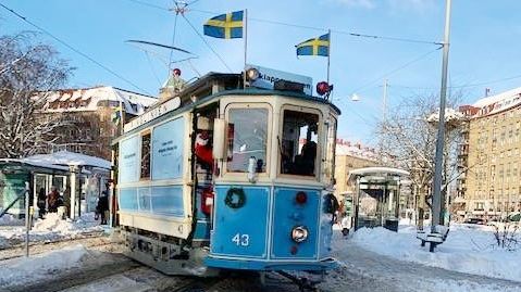 Riksbyggen spred julglädje när Julklappsvagnen kom till Linnéplatsen