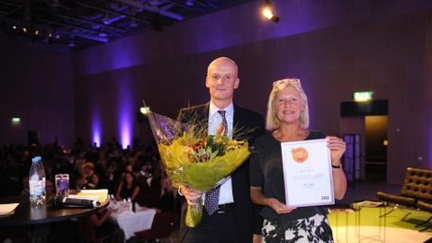 Peter Bodin och Lena Möllerström Nording tar emot priset Årets framtidsbyrå