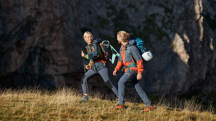 Wenn es dir auf der Bergtour zu warm wird, öffnest du bei der Touring- und Trekkinghose NATURNO AIR M einfach die Belüftung am Bein.