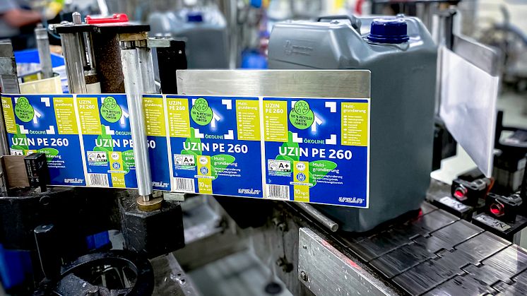 UZIN er det første firma i verden, der markedsfører en 10-liters dunk fremstillet af 100% genvundet plast.