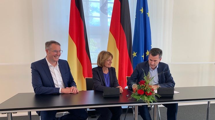 Digitalisierungsminister Alexander Schweitzer, Ministerpräsidentin Malu Dreyer und CEO Andreas Pfisterer bei der Unterzeichnung der Charta
