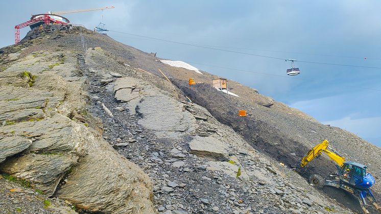 Arbeiten im steilen Gelände unterhalb vom Schilthorngipfel: 200 Meter des 2.2 Kilometer langen Grabens für die neuen Leitungen der Wasserversorgung zwischen Birg und Schilthorn sind gegraben. 