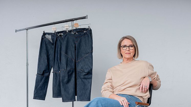 Karin Björk, som arbetar med textil för rullstolsburna, hittade en lucka på marknaden eftersom de flesta kläder är designade för att passa när man står. Foto: Andreas Nilsson
