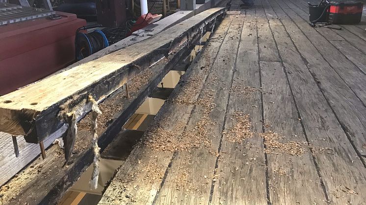 De gamle dæksplanker blev lagt på fregatten Jylland i slutningen af 80’erne og starten af 90’erne, da skibet blev restaureret, men træet kan dateres tilbage til starten af 1800-tallet. Plankerne er nu så slidte, at det er tid til at udskifte dem.