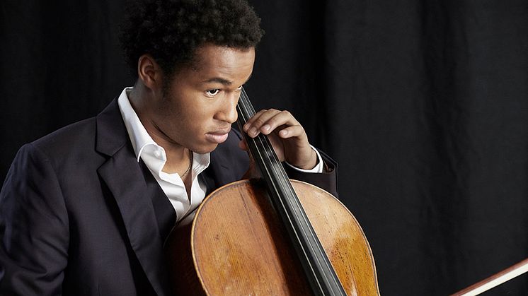 Den uppmärksammade cellisten Sheku Kanneh-Mason debuterar med Kungliga Filharmonikerna.