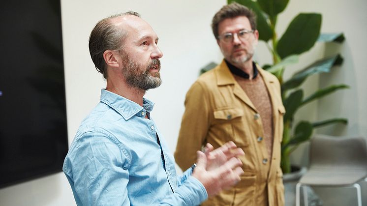 Skådespelaren Olle Sarri och manusförfattaren och regissören Håkan Lindhé får 100 000 kronor av Visionsfonden. Foto: Studio E