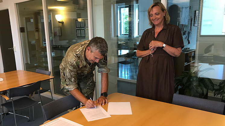 Partnerskabsaftalen blev tirsdag eftermiddag underskrevet på Cabis kontor i Aarhus.