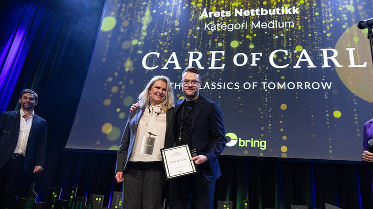 VINNARE X2: Den svenska nätbutiken Care of Carl är återigen kårade till årets nätbutik i Norge. Här med COO Henrik Nygren och Kari Hammarlund, kundrådgivare i Norge. Foto: Bring 
