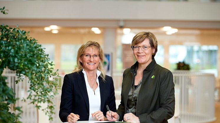 Helene Egebøl (tv) og Lone Feifer underskriver aftalen, så Schneider Electric bliver en del af Active House.