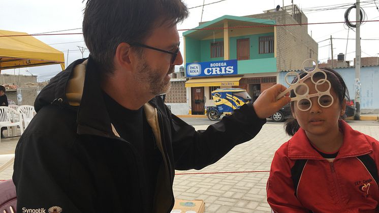 Tomas Hall, optiker från Ystad, hjälper 8-åriga Lorena med glasögon när Optiker utan gränser var i Peru 2017.