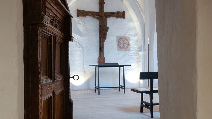 Der er ikke længere et fast alter i Sdr. Asmindrup Kirke, det enkle alterbord er fleksibelt og kan stå hvor som helst i kirken.