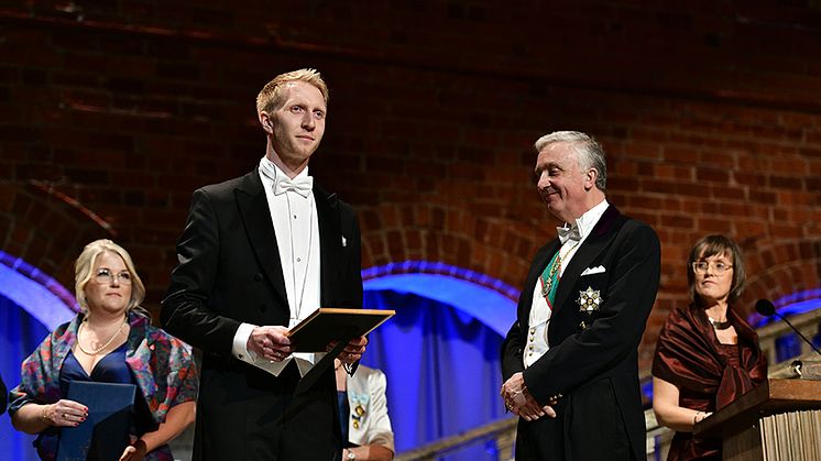 Stipendiet till Henrik Jönsson överlämnades av riksmarskalk Fredrik Wersäll på Kungl. Skogs- och Lantbruksakademiens högtidssammankomst. (Foto: KSLA)