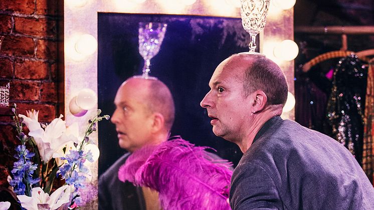 Skådespelaren och cirkusartisten Jan Unestam skapar ett stort litet äventyr på Foajéscenen. 