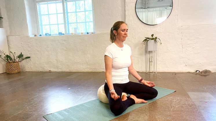 Mental träning och yoga kan hjälpa dig att sova bättre – Jenny Hagman delar sina bästa tips