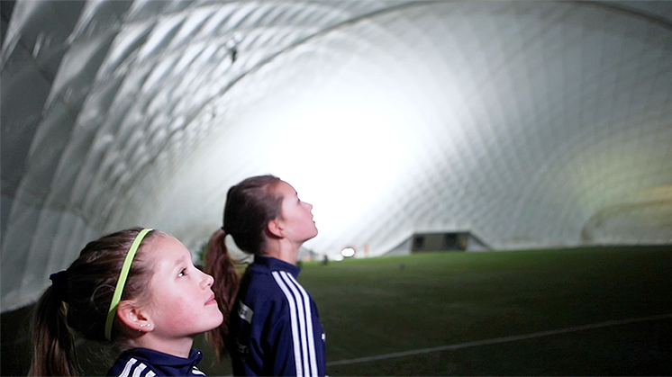 ​I drygt 30 år har Umeå drömt om ett fotbollstält – nu är det på plats