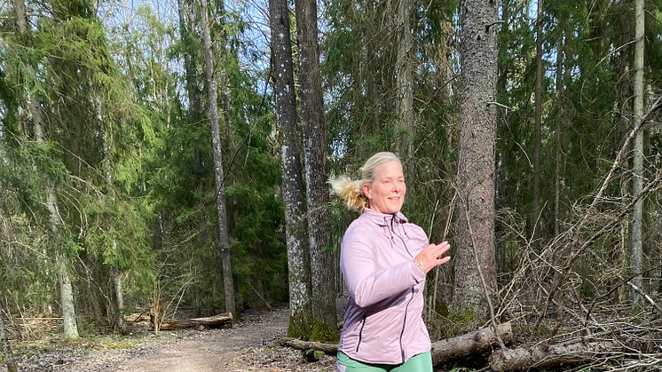 PT:n och yogaläraren Jenny Ström bjuder på förinspelade träningsklasser via Yogobe till Tjejmilen