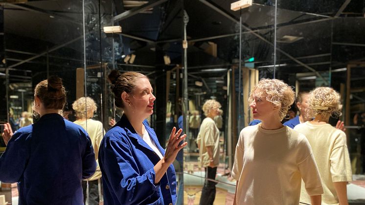 Utställningsproducenterna Maria Aunell och Maja Björk Lindahl speglar sig i kommande utställningen Stora Blå. Foto: Sjöfartsmuseet Akvariet 