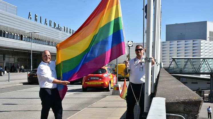 Pride-flaggan hissas på Arlanda för att visa att Swedavia tar ställning för inkludering och mångfald. Foto Swedavia.