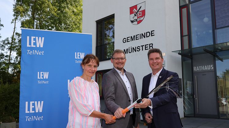 Anke Zitzelsberger, Projektbeauftragte Breitband bei LEW TelNet, Bürgermeister Jürgen Raab sowie Jörg Steins, Geschäftsführer LEW TelNet, haben sich anlässlich des Starts des Glasfaserausbaus in Münster getroffen.